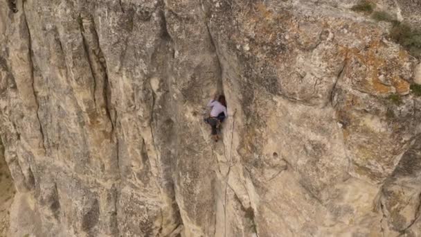 Livre Escalada Rocha Mulher Confiantemente Rock Sobe Montanha Estilo Vida — Vídeo de Stock