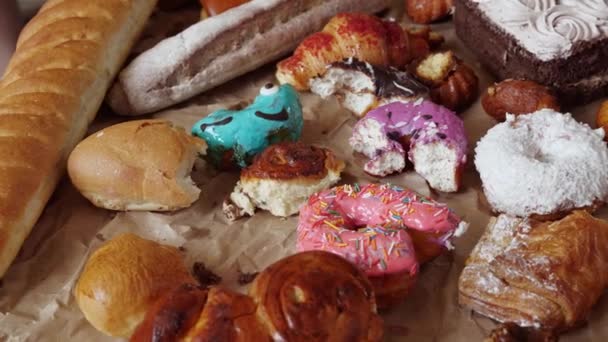 Απώλεια Τροφής Και Σπατάλη Προϊόντα Αρτοποιίας Και Γλυκά Γρήγορη Υδατάνθρακες — Αρχείο Βίντεο