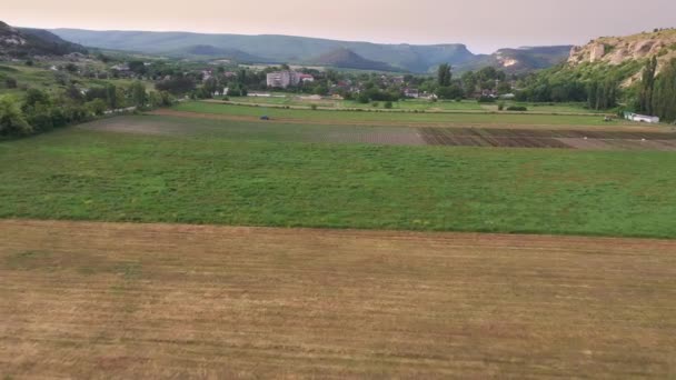 Jordbruk Eller Jordbruk Fält Och Trädgårdar Traktor Plöjning Jorden — Stockvideo