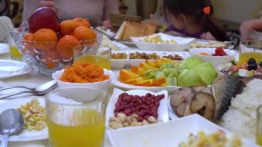 Müslüman bir ailede kutlama yemeği. Bayram sofrasında helal yemek ve yemekler.