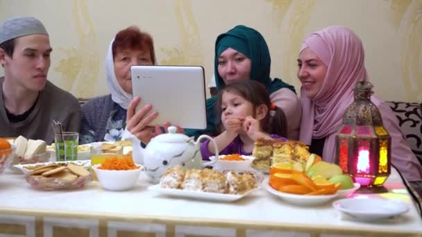 Uma Família Muçulmana Celebra Festa Islâmica Sacrifício Saudações Line Videochamada — Vídeo de Stock