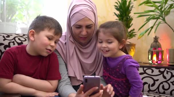 Eid Celebrations Online Familia Musulmana Feliz Madre Hiyab Hijos Juntos — Vídeo de stock