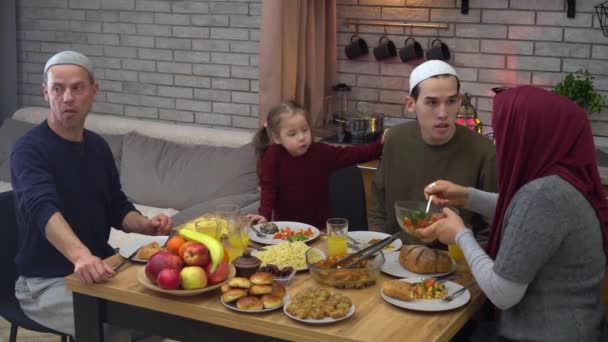 穆斯林社区开斋节 快乐的伊斯兰家庭一起享受快乐的晚餐 — 图库视频影像