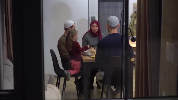 Moslim Familie Met Kinderen Dineren Avonds Samen Thuis — Stockvideo