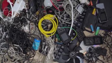 Elektronik ve Cihazlar Geri Dönüşümü. Kırık ve eski elektronik ekipmanlar.