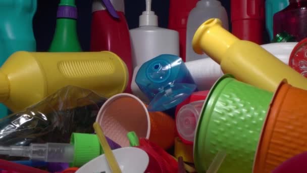 Återvinning Plastavfall Engångskoppar Sugrör Plastförpackningar Shoppingkassar Tomma Rengörings Och Kroppsvårdsflaskor — Stockvideo