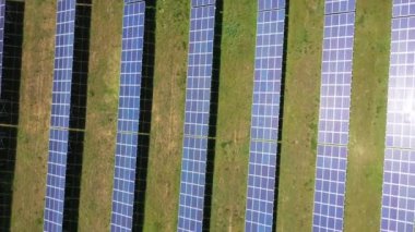 Güneş koleksiyoncusu. Bir fotovoltaik enerji santrali, bir güneş parkı, güneş çiftliği veya güneş enerjisi santrali.