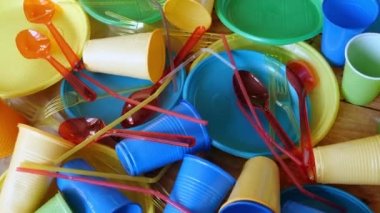 Tek kullanımlık plastik sofra takımı. Çatal tabak saman bardakları