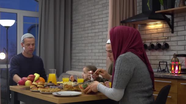 Heureuse Famille Musulmane Célébrer Aïd Adha Fête Sacrifice Qurban Bayram — Video