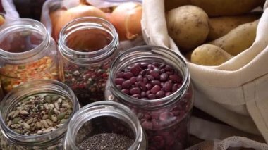 Market stoğu, yiyecek rezervi. Ceviz ve iz karışımı, mısır gevreği.