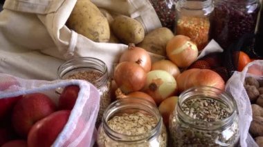 Toptan yiyecek alışverişi, yeniden kullanılabilir market poşetleri ve cam kavanozlarla. Sıfır Atık Mutfak. Plastik Serbest Kiler. Plastik yok. Eko Ailesi.