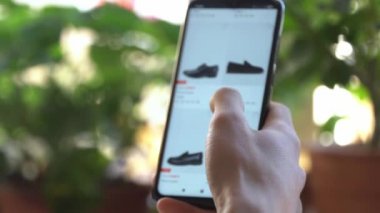 Müşteri Smartphone Kullanarak İnternetten Ayakkabı Siparişi Veriyor. Çevrimiçi Alışveriş