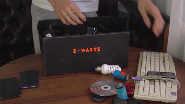 Resíduos Electrónicos Resíduos Electrónicos Eletrodomésticos Reciclagem Homem Está Classificando Equipamentos — Vídeo de Stock