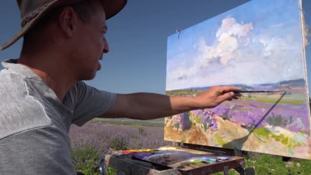 Kunstenaar Schildert Een Landschap Olieverf Open Lucht Lavendel Bloeiveld Hoge — Stockvideo