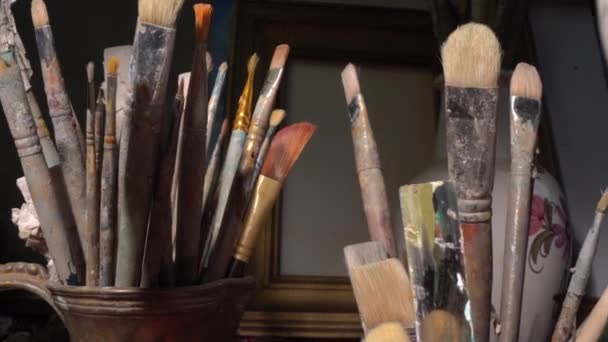 Στούντιο Τέχνης Εργαλεία Για Καλλιτέχνης Γλύπτης Και Αρχιτέκτονας Βούρτσες Λαδομπογιές — Αρχείο Βίντεο
