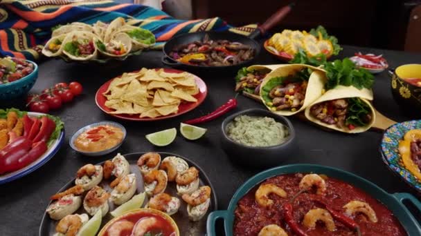 墨西哥餐厅 法吉塔 纳乔斯 伯里托 塔科沙拉 瓜卡莫利开胃菜 玉米片 高质量的4K镜头 — 图库视频影像