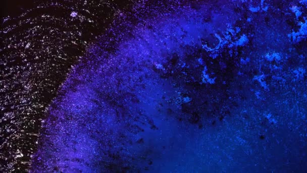Dunkle Neonblau Lila Schwarze Farben Tinte Und Glänzende Partikel Makro — Stockvideo