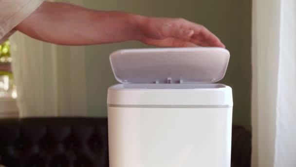 Huishoudelijk Afval Van Elektrische Apparaten Contactloze Smart Touch Prullenbak Hoge — Stockvideo