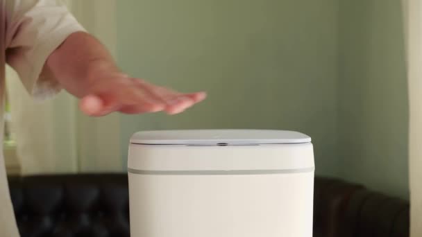 Plastic Childrens Toys Garbage Contactless Smart Touch Trash Can High — ストック動画