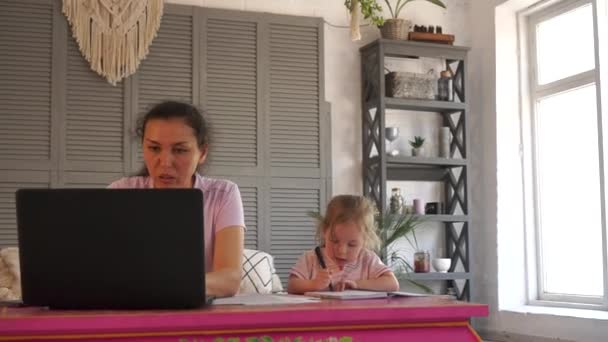 Padre Del Trabajo Casa Empleos Remotos Flexibles Para Mamá Madre — Vídeos de Stock