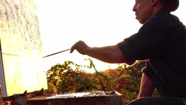 Male Artist Paints Beautiful Rural Landscape Sunset Suns Rays Glare — Vídeo de Stock