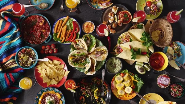 Mexican Family Celebrates Cinco Mayo Together Festive Table Mexican Food — Stock Photo, Image