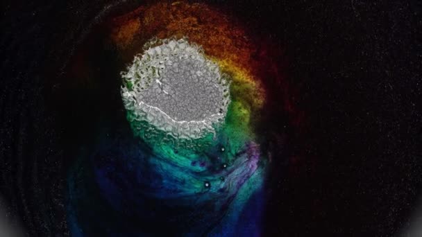 Silber Und Regenbogenfarben Flüssige Tinte Makro Abstrakte Explosive Lichtmuster Hintergrund — Stockvideo
