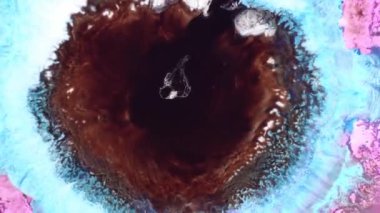 Girdabın ortasına sıvı mürekkep sıçramış. Kahverengi mavi renkli mürekkep. Sıvı renkli, inanılmaz organik arka plan. Galaksi kümesinde patlama. Yüksek kalite 4k görüntü