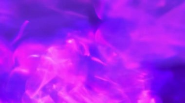 Soyut dijital holografik arka plan. Neon mor ve pembe ışıklar kristalin içinden karanlıkta. Yüksek kalite 4k görüntü