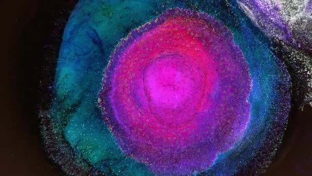 霓虹灯的蓝色和粉色墨水飞溅 爆炸圈与中心 摘要背景 化学反应 上帝的宇宙之眼星云 — 图库视频影像