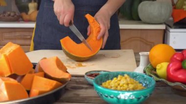 Balkabağı turtası hazırlanıyor. Yüksek kalite 4k görüntü