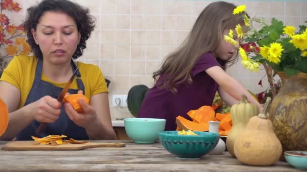 Традиція Подяки Гарбузовий Пиріг Святкова Вечеря Приготування Їжі Сім Мати — стокове відео