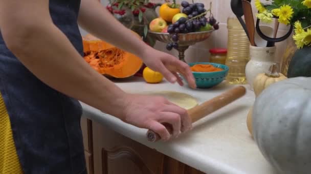 Erntedank Kürbiskuchenbacken Eine Frau Knetet Teig Für Eine Hausgemachte Piea — Stockvideo