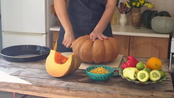 Una Donna Cucina Sta Preparando Piatto Zucca Filmati Alta Qualità — Video Stock