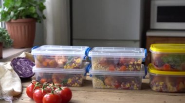 Evde yemek hazırlar, sonra da yemek yeriz. Porsiyon Kontrol Konteynırları. İleriye dönük planlama ve sağlıklı yemek hazırlama. Organik ürünler. Keto diyeti. Yüksek kalite 4k görüntü