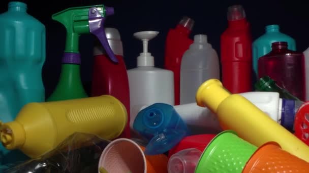 Hdpe Műanyag Tejes Kancsók Mosószer Olajos Palackok Játékok Néhány Műanyag — Stock videók