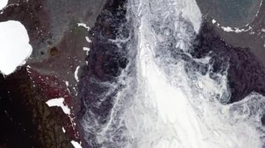 Gri, kahverengi, mor ve simli gümüş sıvı metalik mürekkep akımı. Güzellik ve bakım kozmetik dokusu. Soyut makro arkaplan. Hareket karışık renkli sıvı sanatı.