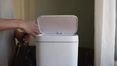 Cam şişeler ve kavanozlar atık. Cam geri dönüşümü. Cam yiyecek ve içecek kapları. Yüksek kalite 4k görüntü