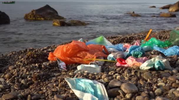海洋中的塑料废物 在Covid 19方案中 外科口罩是微塑料污染的潜在来源 高质量的4K镜头 — 图库视频影像