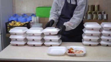 Yemek Bankası Gönüllüsü. Yiyecek bağışı. Gönüllüler ihtiyacı olanlara sıcak yemek dağıtırlar. Yüksek kalite 4k görüntü