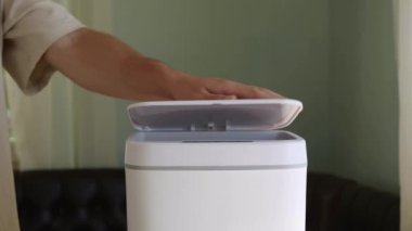 Kullanılmış tıbbi maske çöpe atıldı. Yüksek kalite 4k görüntü