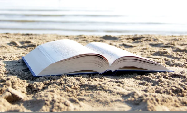 Книга на пляжі — стокове фото