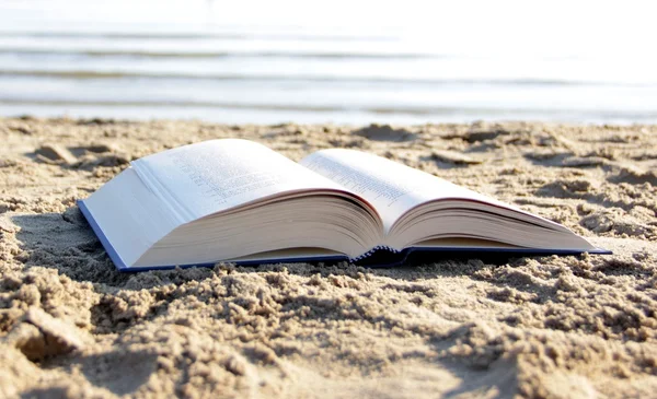 Livro sobre a praia — Fotografia de Stock