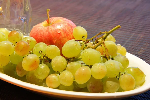 Bunch of grapes and an apple — Stock Photo, Image
