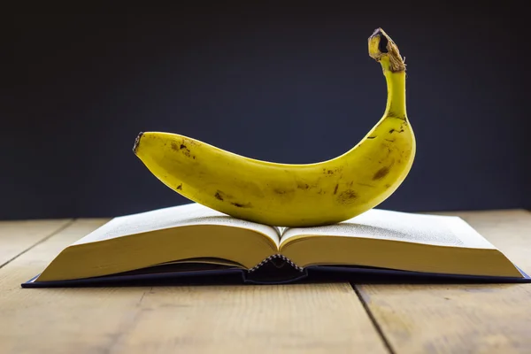 Книга с бананом — стоковое фото
