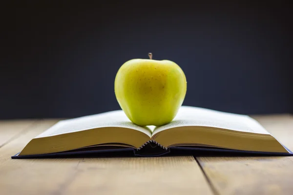 Libro con una manzana — Foto de Stock