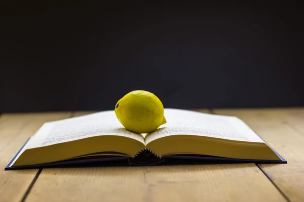 Βιβλίο με λεμόνι — Φωτογραφία Αρχείου