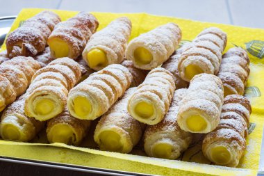 Sicilyalı cannoli kenar krema ile
