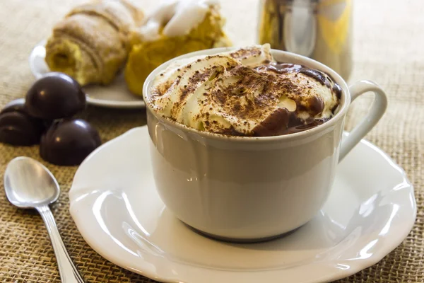 Tazza di cioccolata calda con panna montata — Foto Stock