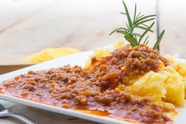 polenta bolognese sos ile